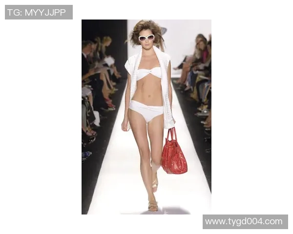 时尚泳衣的魅力解析：探索潮流设计与舒适功能的完美融合